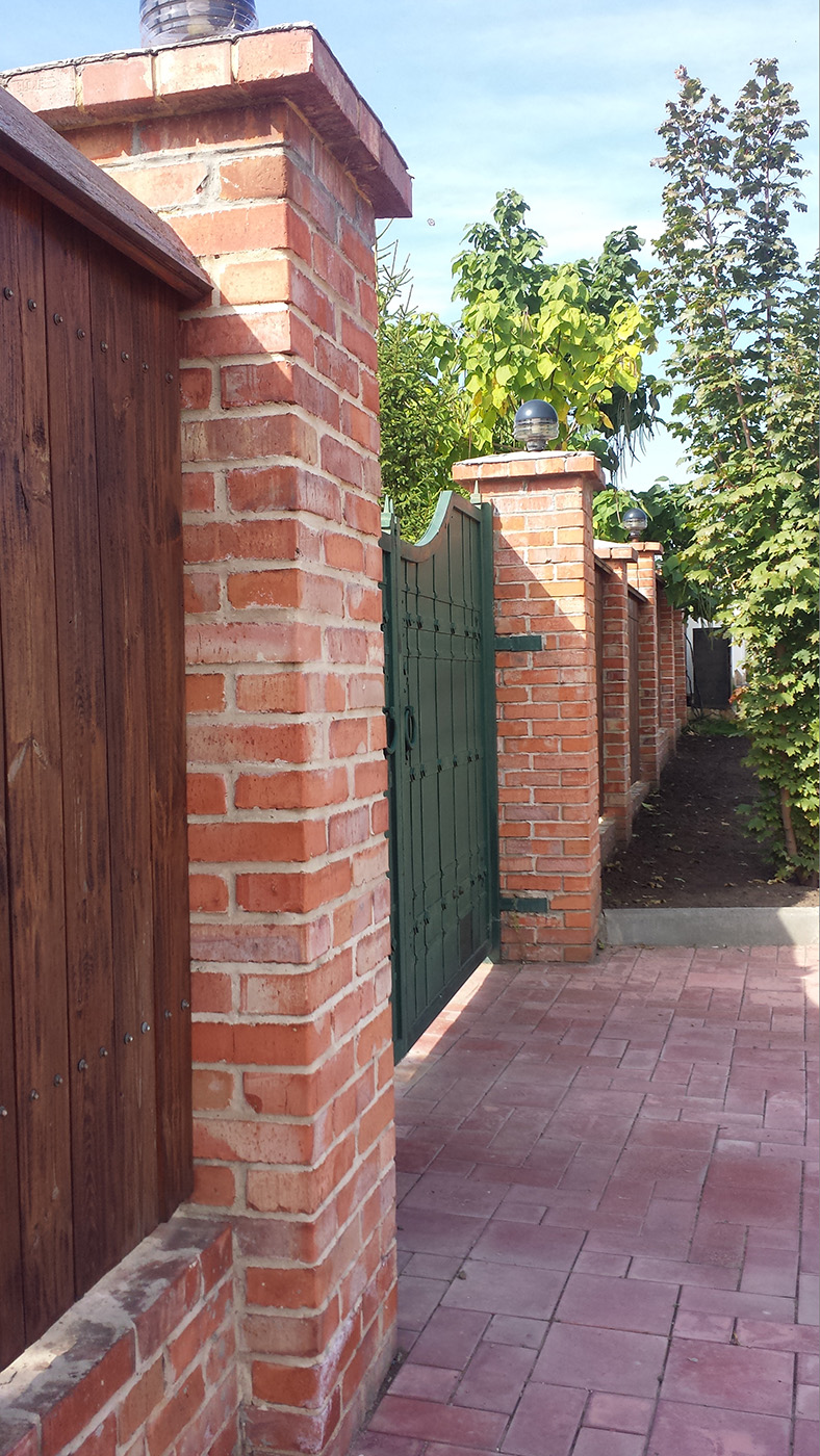 Красивый дом и забор из кирпича